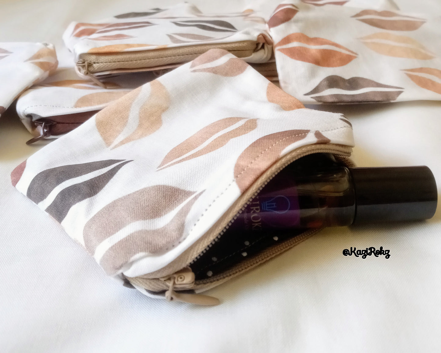 Kiss Me!! POUCH (white / neutral color lips)