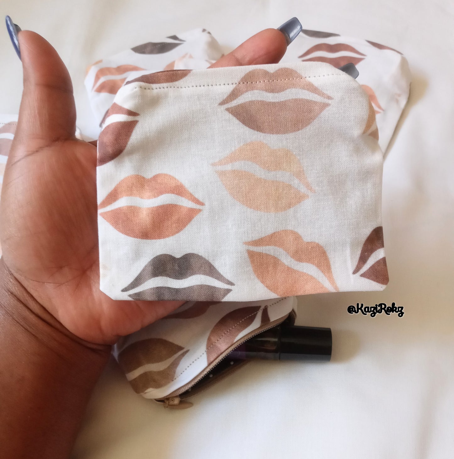 Kiss Me!! POUCH (white / neutral color lips)