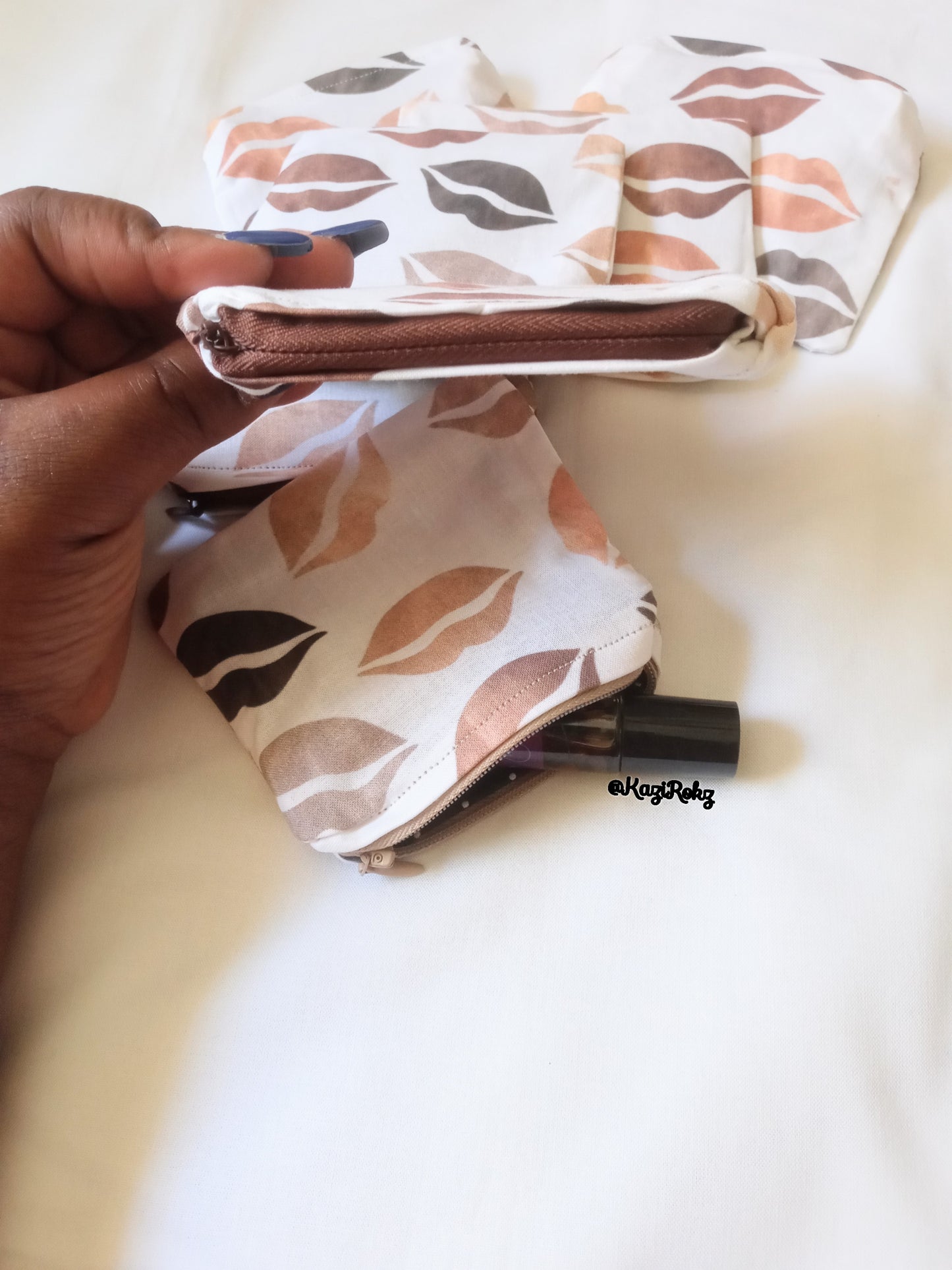 Kiss Me!! POUCH (white / neutral color lips)